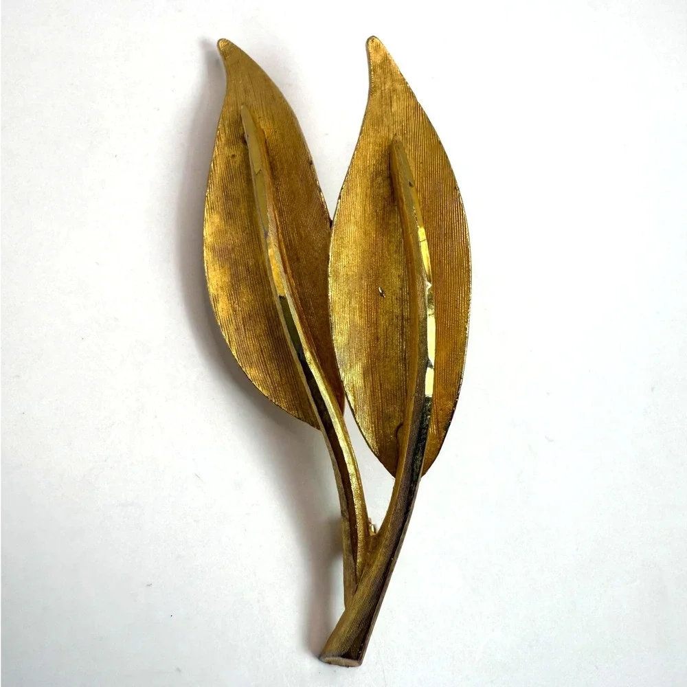 Vintage BSK Gold Tone Leaf‎ Brooch – Brushed Textured Modernist Floral Pin